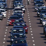 Auf einer Autobahn stehen viele Autos im Stau.