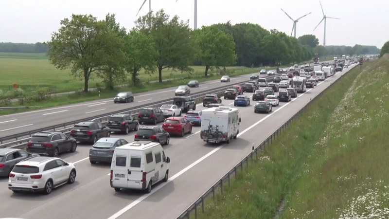 Viele Autos stehen auf der A1 Richtung Bremen