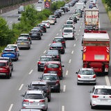 Stau auf einer 3spurigen  Autobahn.