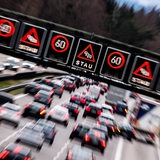 PKW und LKW stauen sich auf der Autobahn