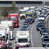 Ein mehrere Kilometer langer Stau hat sich auf der Autobahn A7 in Norddeutschland.