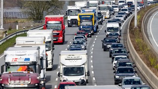 Ein mehrere Kilometer langer Stau hat sich auf der Autobahn A7 in Norddeutschland.