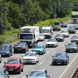 Auf einer Autobahn stehen Autos im Stau.