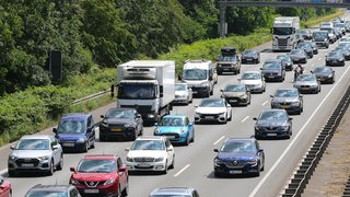 Auf einer Autobahn stehen Autos im Stau.