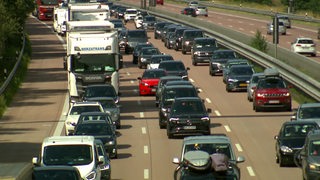 Autos stehen im Stau auf der Autobahn.