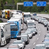 Fahrzeuge stauen sich auf der Autobahn A7 bei Hamburg-Marmstorf in Richtung Norden