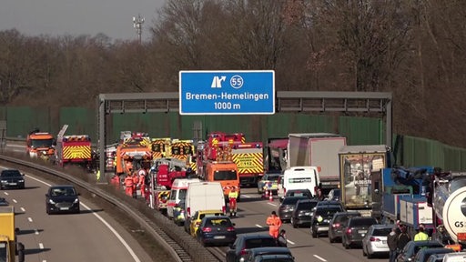 Viele Autos stehen bei der Abfahrt Bremen-Hemelingen im Stau nach einem Unfall. 