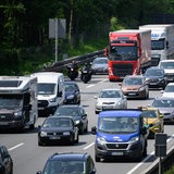 Autos und LKW stauen sich auf einer Autobahn in Norddeutschland