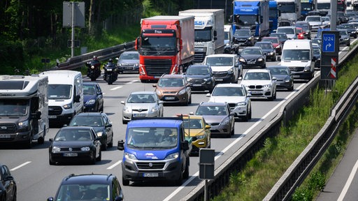 Autos und LKW stauen sich auf einer Autobahn in Norddeutschland