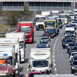 Ein mehrere Kilometer langer Stau hat sich auf der Autobahn A7 zwischen Hamburg und Flensburg gebildet. 