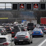 Stau auf einer Autobahn kurz vor Weihnachten.