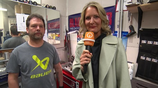 Der Kufenschleifer der Fishtown Penguins, Stefan Wohlschlager, im Interview mit der Journalistin Janna Betten.