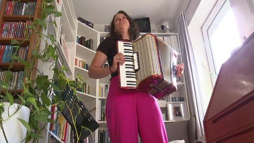 Die Musikerin Stefanie Lubrich spielt Musik und singt in ihrem Wohnzimmer.