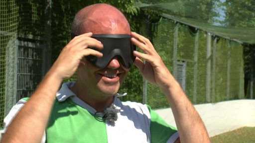 Sportblitz-Reporter Steffen Hudemann mit Augenmaske