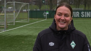 Die Stürmerin Steffi Sanders von den Werder Frauen im Interview auf dem Fußballplatz.