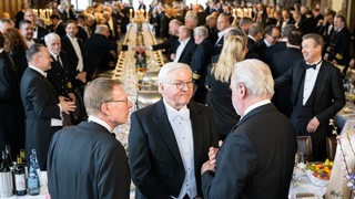 Bundespräsident Frank-Walter Steinmeier spricht mit den Gästen der 480. Schaffermahlzeit. 