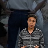 Eine junge Frau schaut in die Kamera