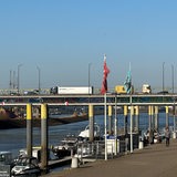 Die Stephani-Brücke in Bremen bei Sonnenschein und blauem Himmel.