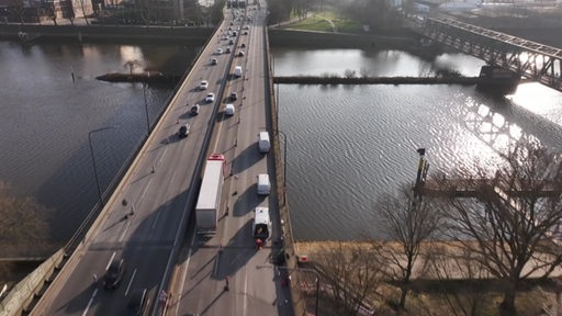 Die Stephanibrücke aus der Luft, auf der mehrere Autos und ein LKW fahren