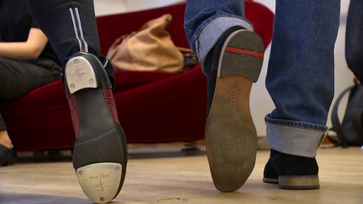 Ein Stepp-tanz Schuh im Vergelich zu einem "normalen" Herren Straßenschuh.