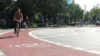 Mehrere Radfahrer fahren auf der neuen Radspur am Stern.