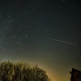 Sternschnuppen sind am Nachthimmel zu sehen