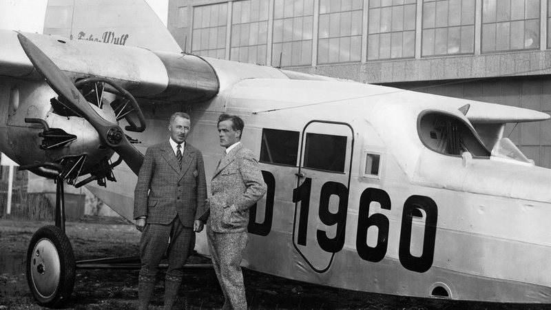 Heinrich Focke, Flugzeugbaukonstrukteur, mit seinem Chefpiloten Edzard vor einer Focke-Wulf "Ente" um 1930