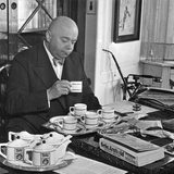 Ludwig Roselius am Schreibtisch bei einer Kaffeeprobe, zirka 1928