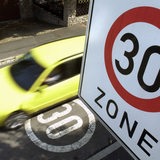 Ein Auto fährt durch eine Tempo 30 Zone