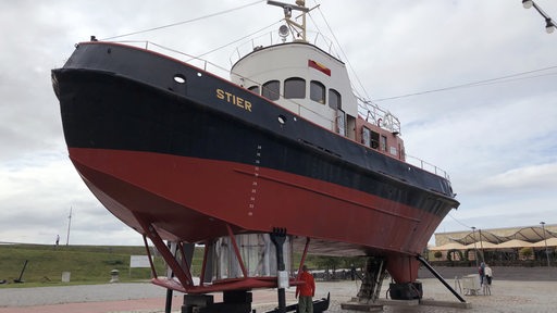 Aufgebocktes Schiff "Stier" in Bremerhaven