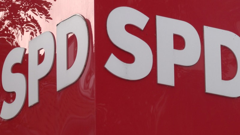Das Logo der SPD auf einem Schild.