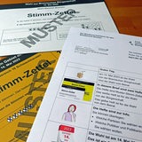 Die Stimmzettel für die Bremische Bürgerschaftswahl liegen ausgebreitet auf einem Tisch.