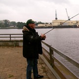 Ein Mann angelt an der Weser.
