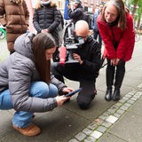 Schülerin Ida von der Wilhelm-Focke-Oberschule zeigt mit Senatorin Aulepp, wie die Stolperstein-App Erinnerung lebendig macht. 