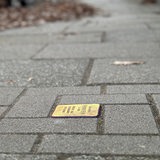 Der Stolperstein von Hermann Behr auf einem Gehweg in Bremen