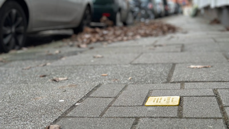 Der Stolperstein von Hermann Behr auf einem Gehweg in Bremen