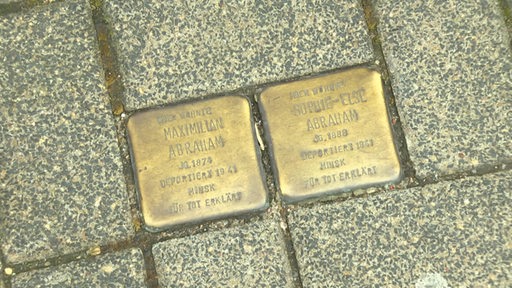Die beiden ersten Stolpersteine in der Falkenstraße in Bremen. 