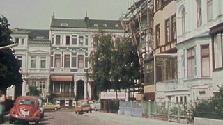 Eine alte Aufnahme einer Straße mit vielen historischen Gebäuden.
