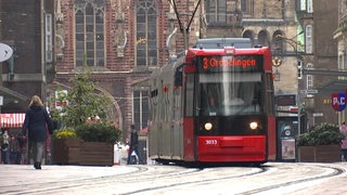 Eine Straßenbahn in der Innenstadt.