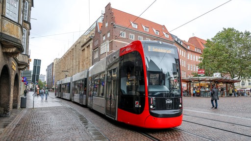 Eine Straßenbahn der Bremer Straßenbahn AG (BSAG) in der Innenstadt von Bremen 