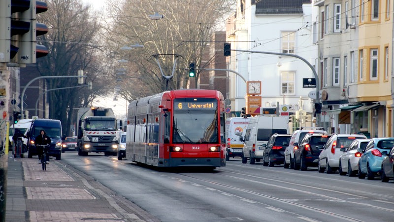 Straßenbahn und Autoverkehr in der Bremer Neustadt.