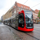 Eine Straßenbahn fährt durch die Bremer Innenstadt.
