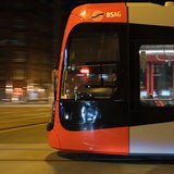 Bremer Straßenbahn der BSAG fährt am Brill