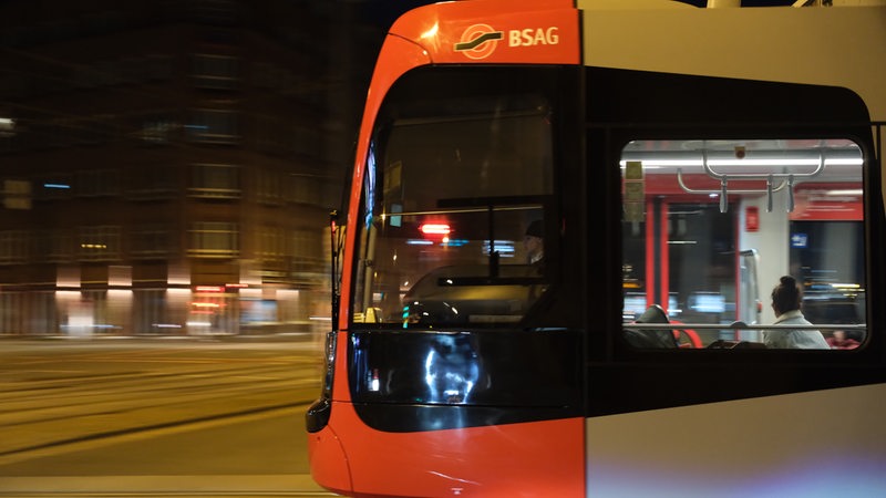 Bremer Straßenbahn der BSAG fährt am Brill