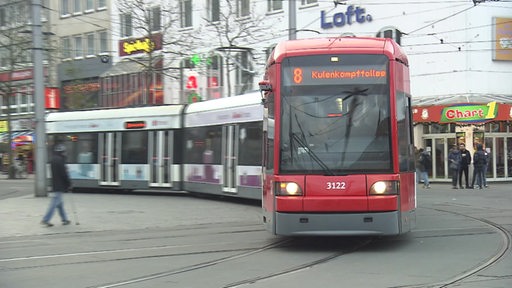 Eine Bremer Straßenbahn in der Innenstadt.