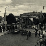 Die schwarz-weiße Postkarte von 1939 zeigt einen Straßenbahnwaggon auf der Bremerhavener Geestebrücke.