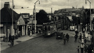 Die schwarz-weiße Postkarte von 1939 zeigt einen Straßenbahnwaggon auf der Bremerhavener Geestebrücke.