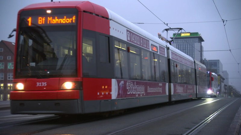 Eine Straßenbahn der BSAG auf der Linie 1 richtung Bf Mahndorf.