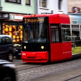 Eine Straßenbahn fährt zwischen Autos durch Bremen.