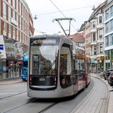 Eine Straßenbahn fährt in einer Straße in Bremen